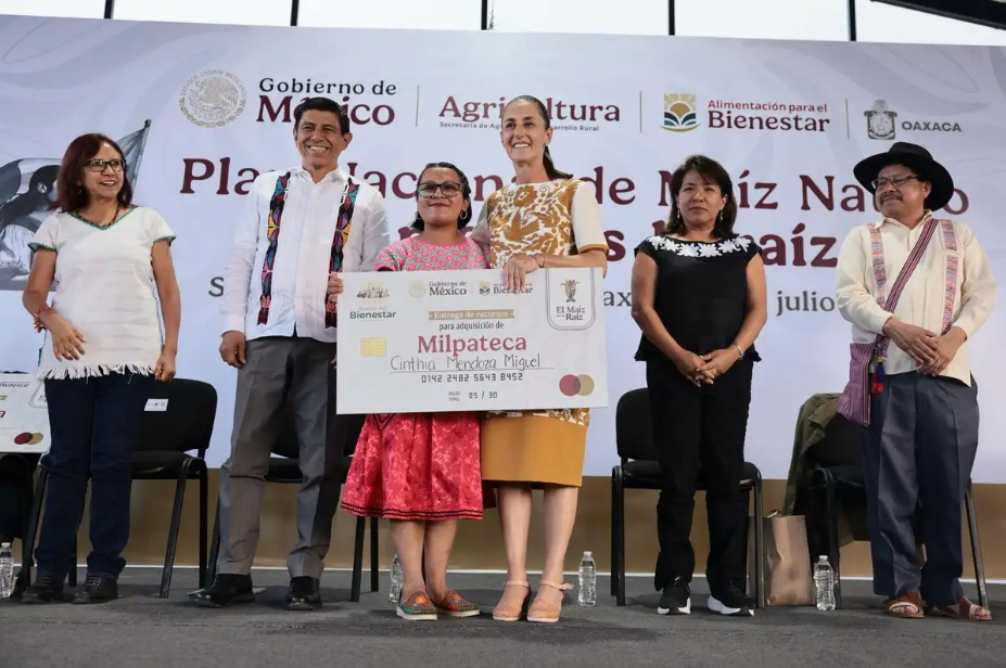 Sheinbaum entrega en Oaxaca primeros apoyos del programa El maíz es la raíz