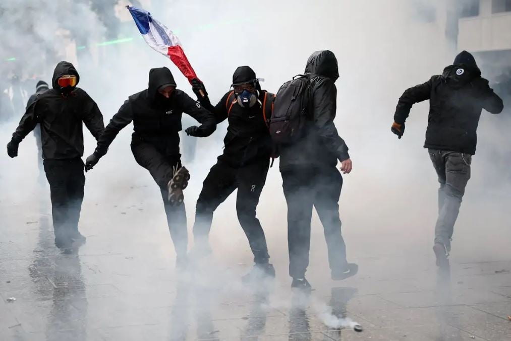 Miles protestan en París este sábado contra el aumento del costo de la vida; policías lanzan gases lacrimógenos