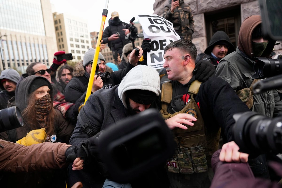 Manifestantes a favor y en contra del ICE se enfrentan durante redada migratoria en Mineápolis