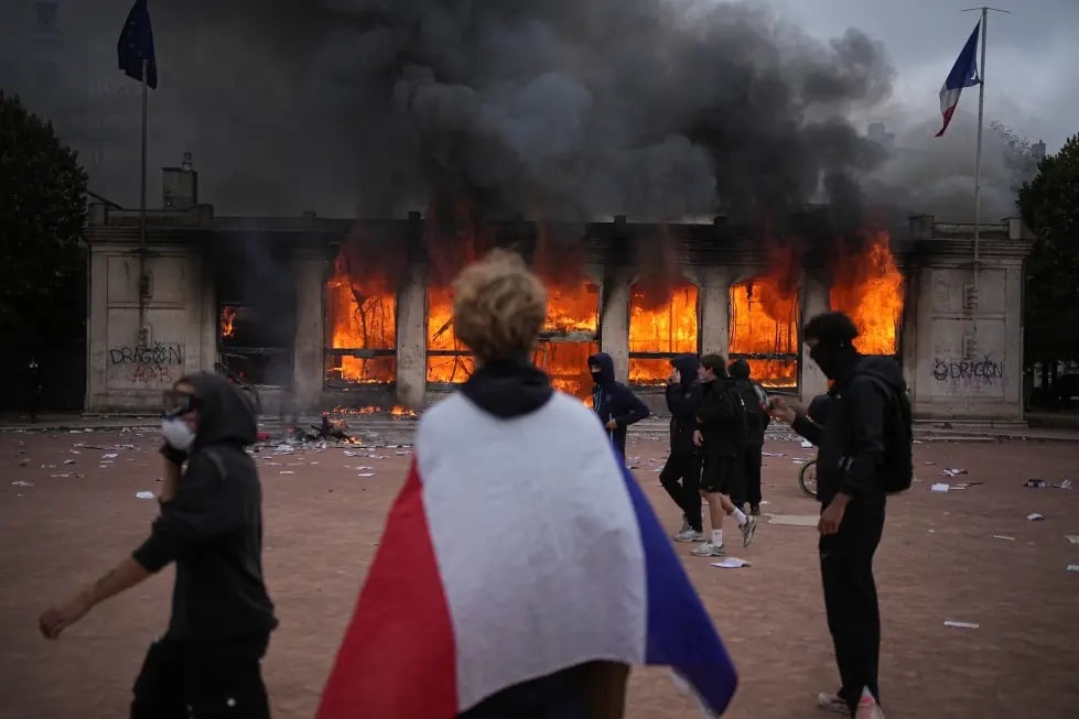 Francia anuncia toques de queda parciales tras disturbios en protestas del fin de semana