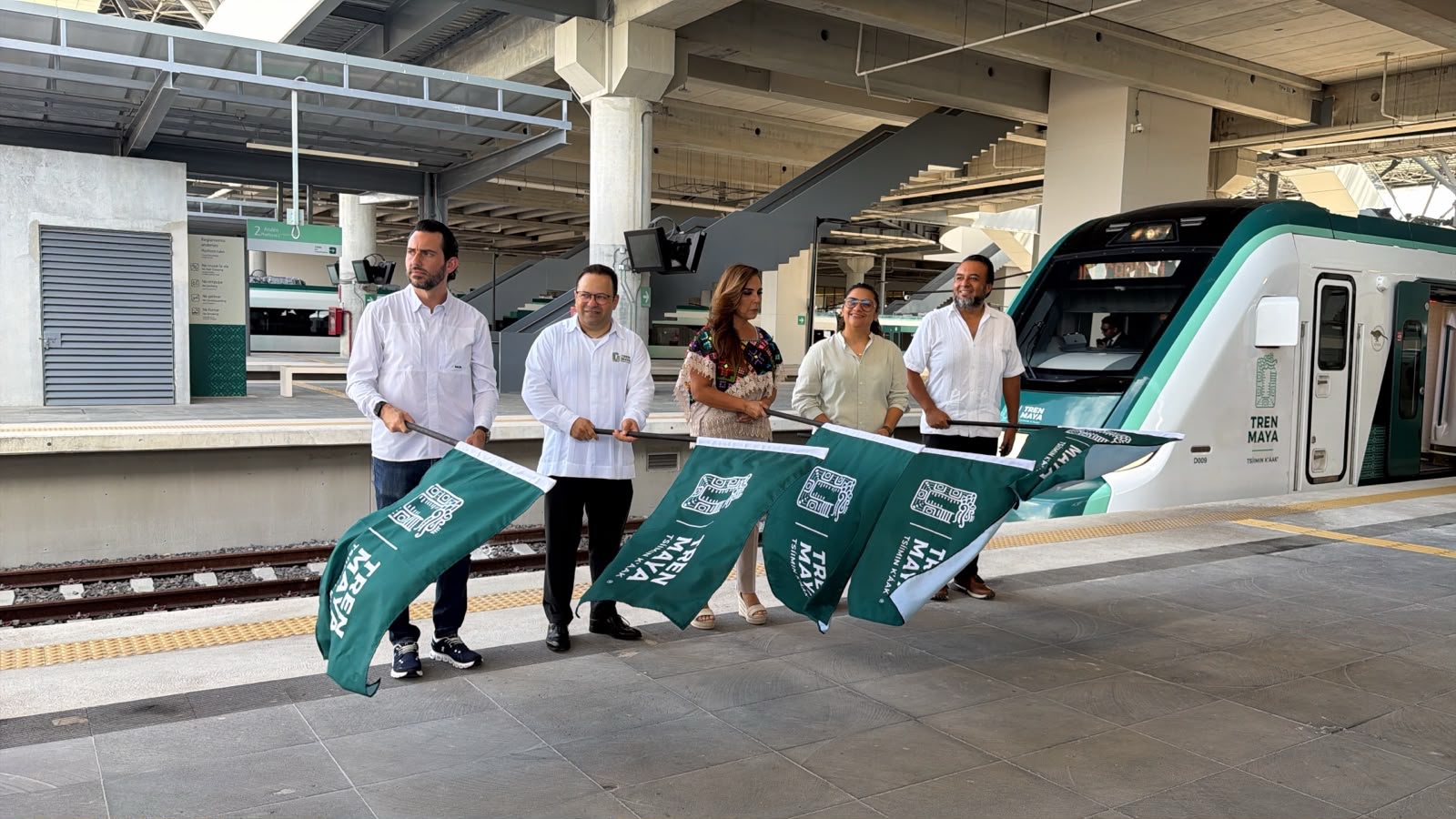 Mara Lezama da banderazo de salida a la reanudación de la ruta Cancún-Playa del Carmen del Tren Maya
