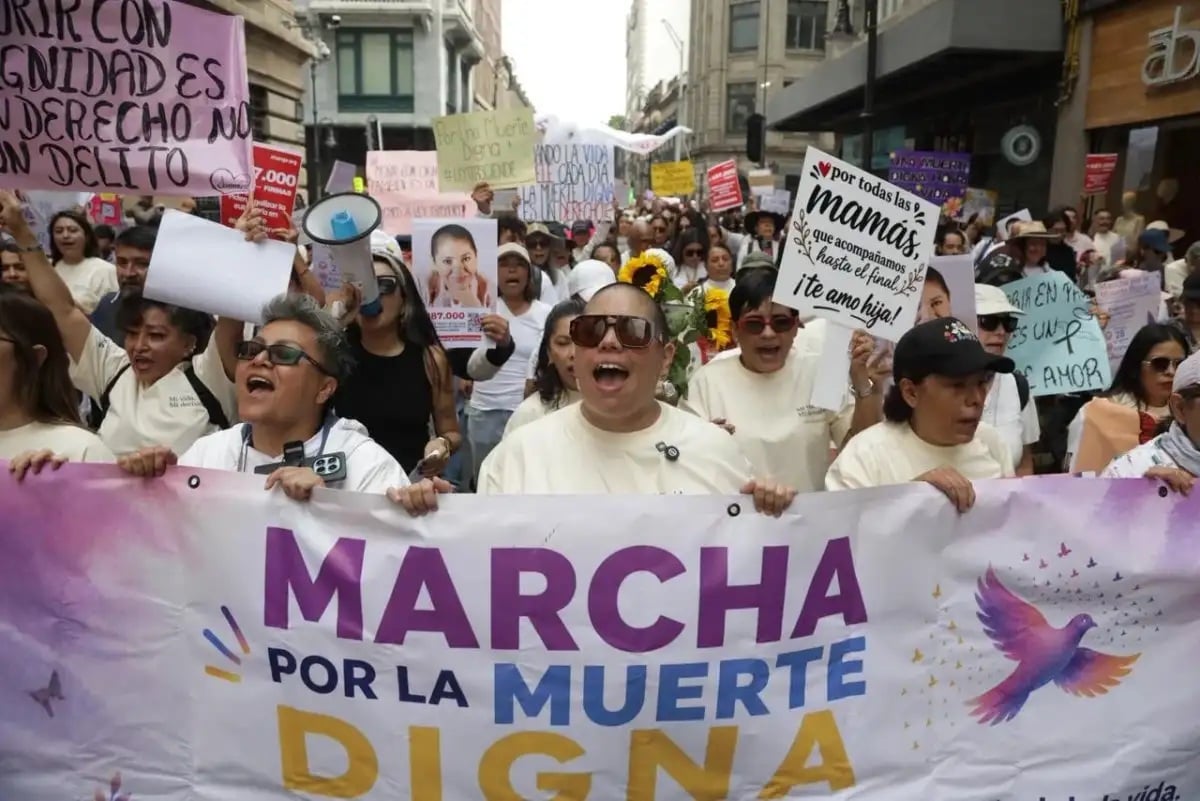 Primera marcha por la legalización de la eutanasia es encabezada por pacientes incurables en CDMX