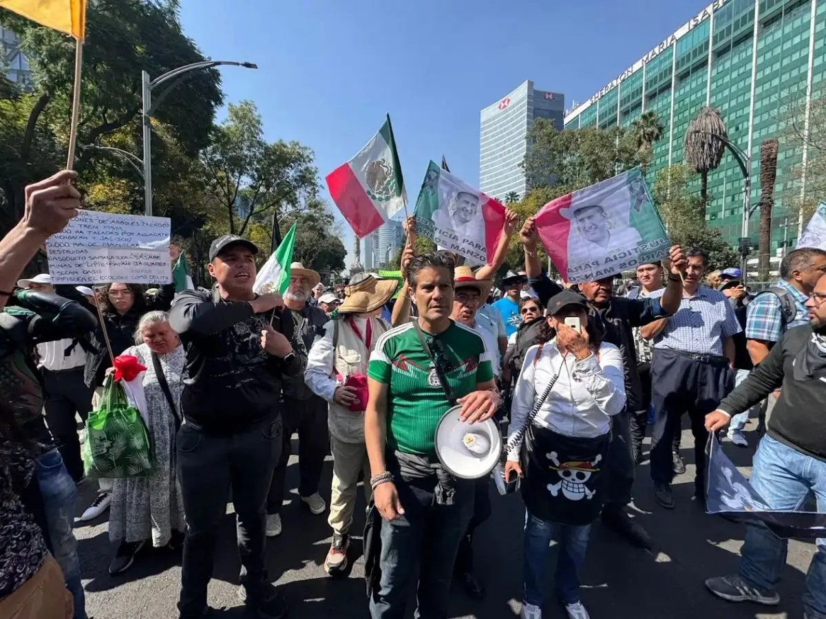 Marcha Generación Z: reducido contingente salió del Ángel y nadie en la UNAM