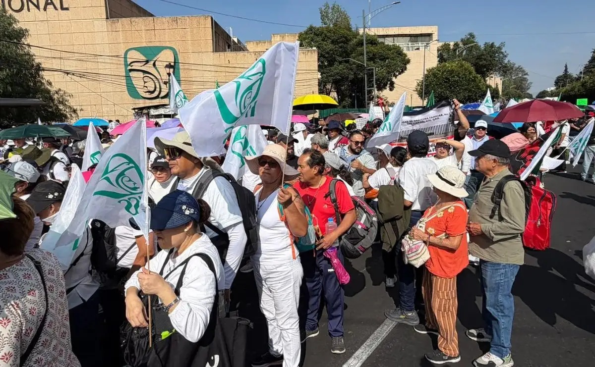Trabajadores del IMSS marchan en rechazo a propuesta salarial en víspera de consulta sindical