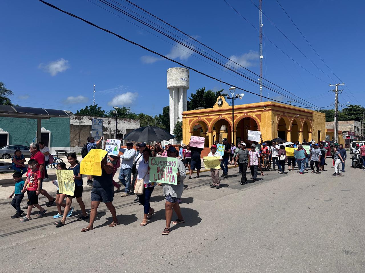 Habitantes de Molas protestan contra granjas y transportes de cerdos