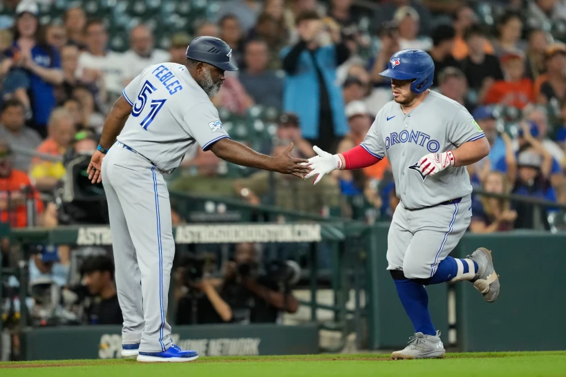 Kirk batea jonrón y los Azulejos cortan racha de seis triunfos de los Astros al ganar 3-1