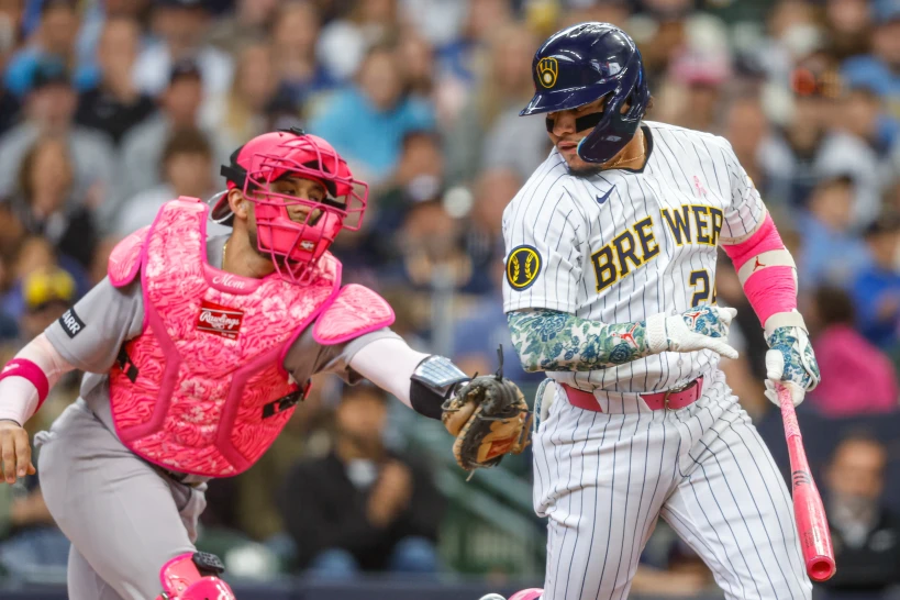 Con jonrón de Turang en la novena entrada, los Cerveceros barren a los Yankees: 4-3 