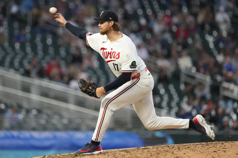 Holmes y tres relevistas lanzan juego de un hit, y los Bravos vencen a los Cachorros: 5-2