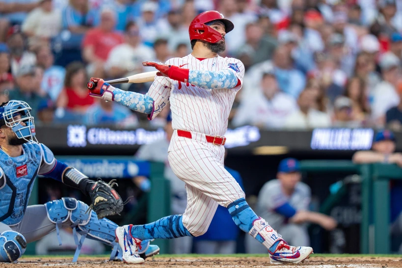 Schwarber y Harper vuelven a volarse la barda y los Filis vencen 6-2 a los Mets para ganar la serie