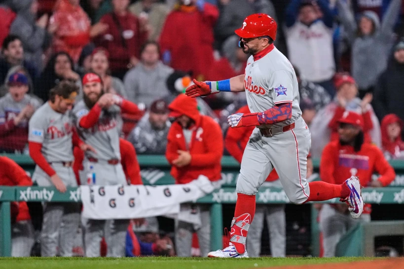 Schwarber batea su jonrón 18 para liderar las Mayores y darles un triunfo a los Filis ante los Medias Rojas: 3-1