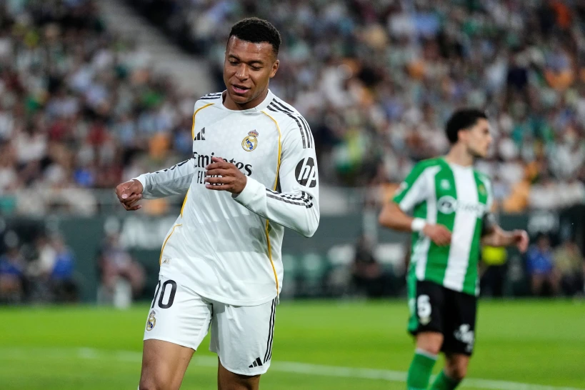 El lesionado Kylian Mbappé defiende su compromiso con Real Madrid tras viaje antes del clásico