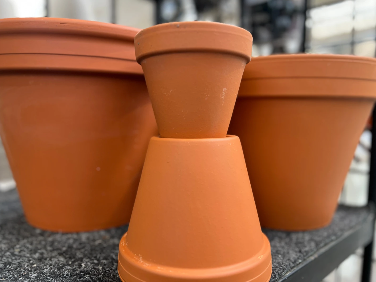 Utensilios de jardinería de plástico pueden añadir microplásticos al suelo: Aquí tienes algunas alternativas.