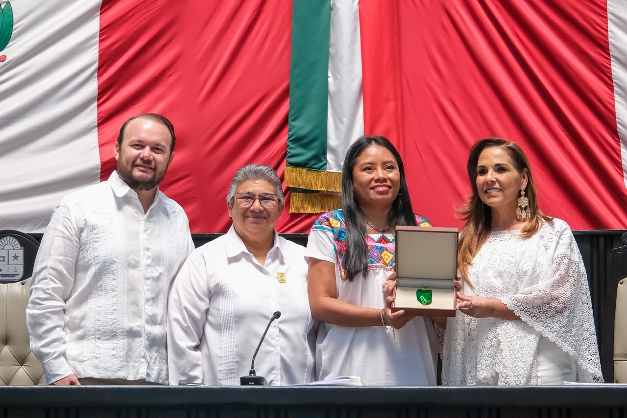 Deira Jiménez Balam recibe la Medalla al Mérito Mujer Indígena Maya del Congreso de QRoo