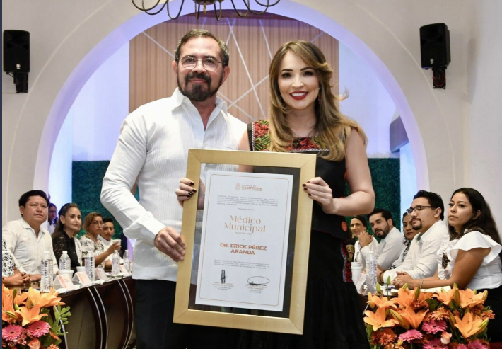 Campeche: El ginecólogo Erick Pérez Aranda recibe Premio Médico Municipal edición 2025