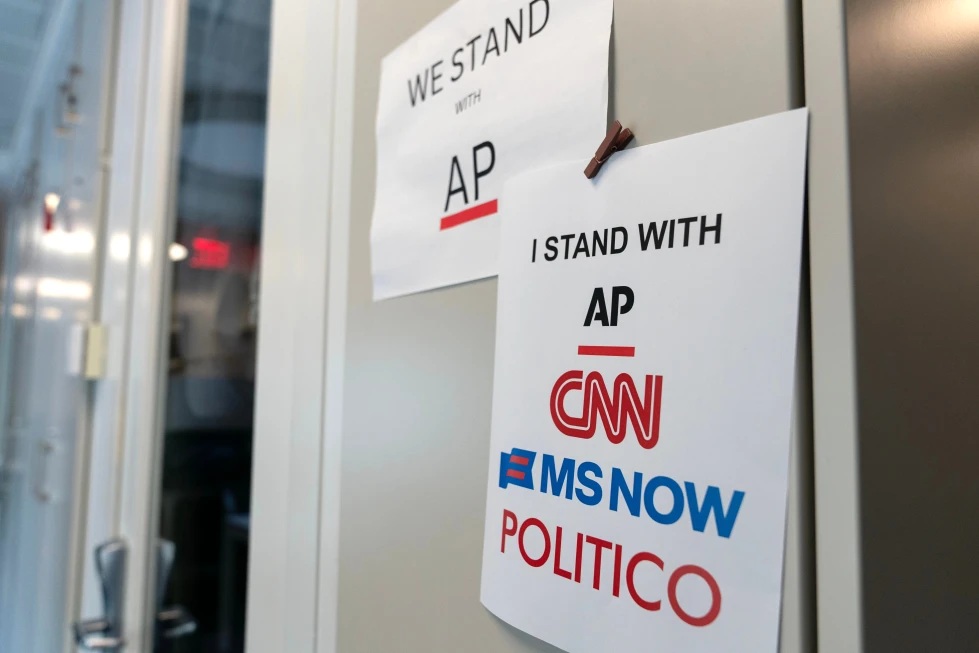 Juez escuchará argumentos de gobierno de Trump para excluir a medios de prensa