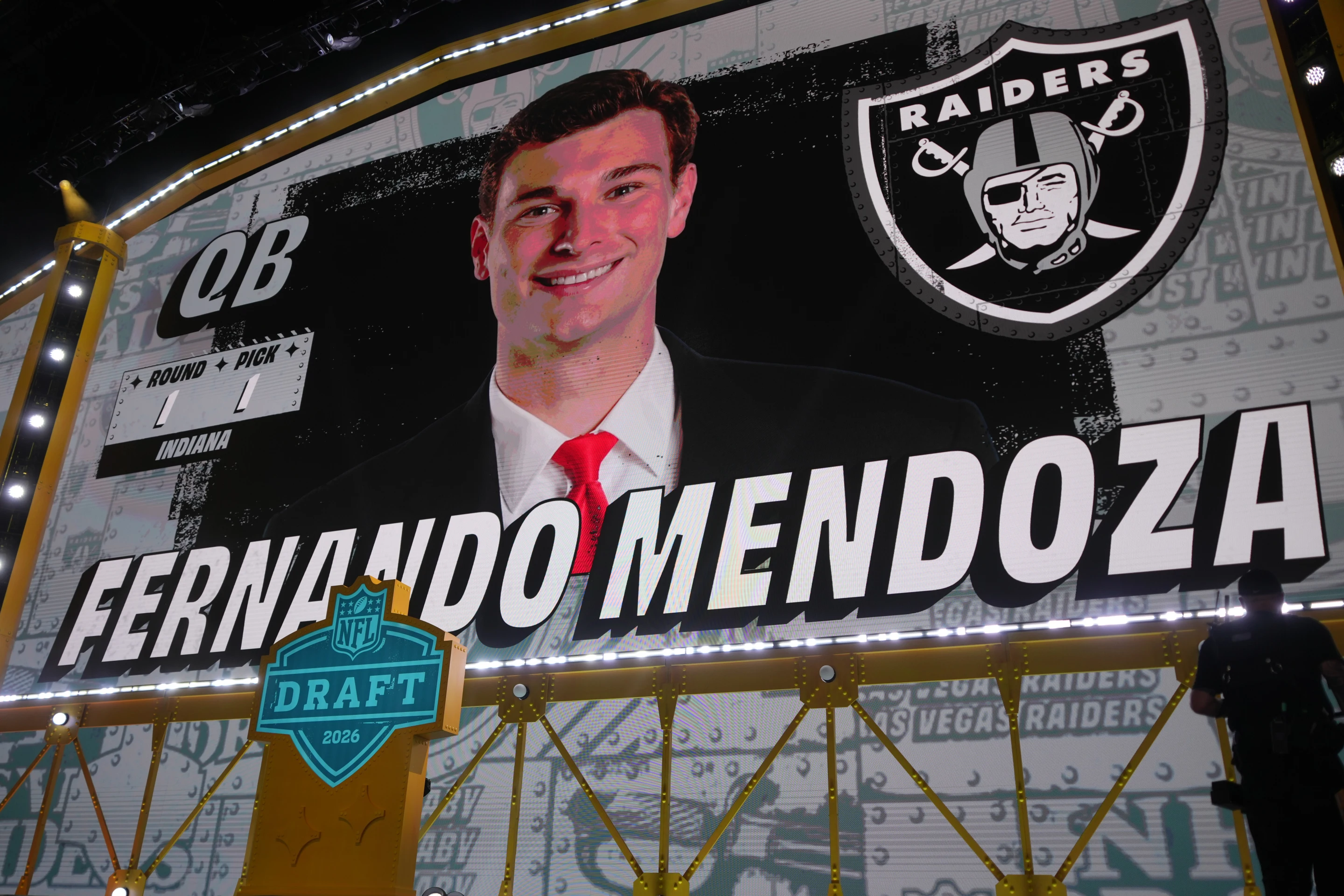 Fernando Mendoza, David Bailey y Jeremiyah Love son seleccionados 1-2-3 en el draft de la NFL