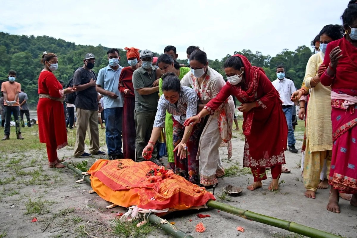 Rescatan a una niña del deslave que devastó Nepal