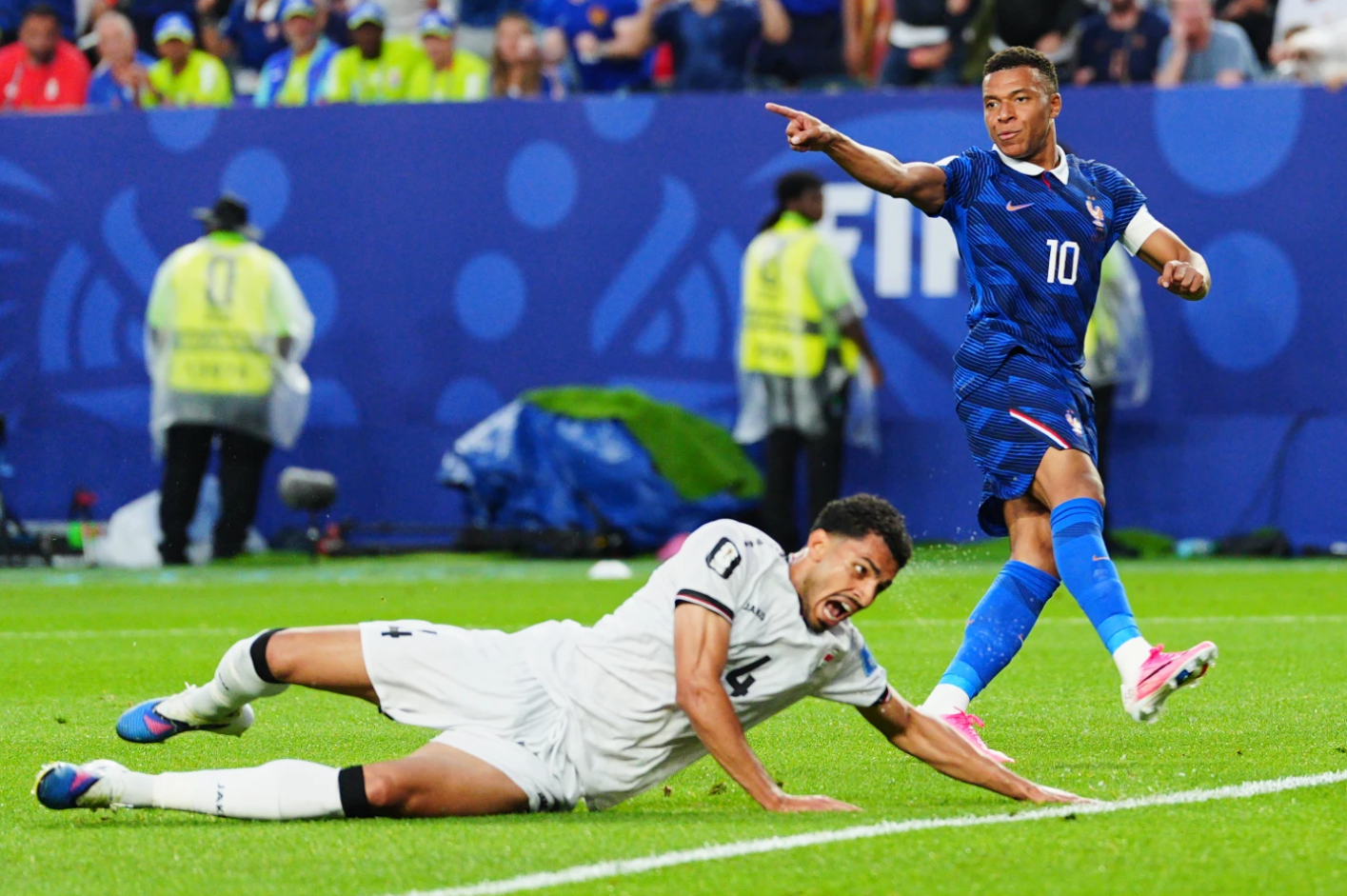 Kylian Mbappé anota dos goles para Francia y alcanza los 16 en mundiales
