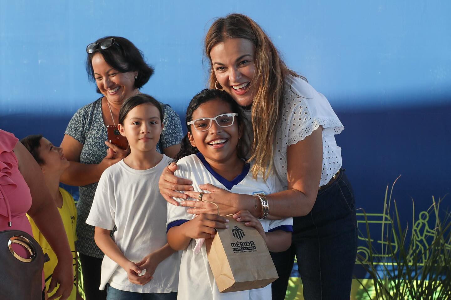 Ayuntamiento de Mérida entrega lentes gratuitos en dos escuelas primarias de la colonia Nueva Mulsay I
