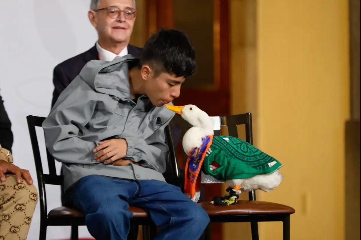 Llega a 'La Mañanera' el pato Merlín, mascota no oficial de la Selección Méxicana en el Mundial: Fotos