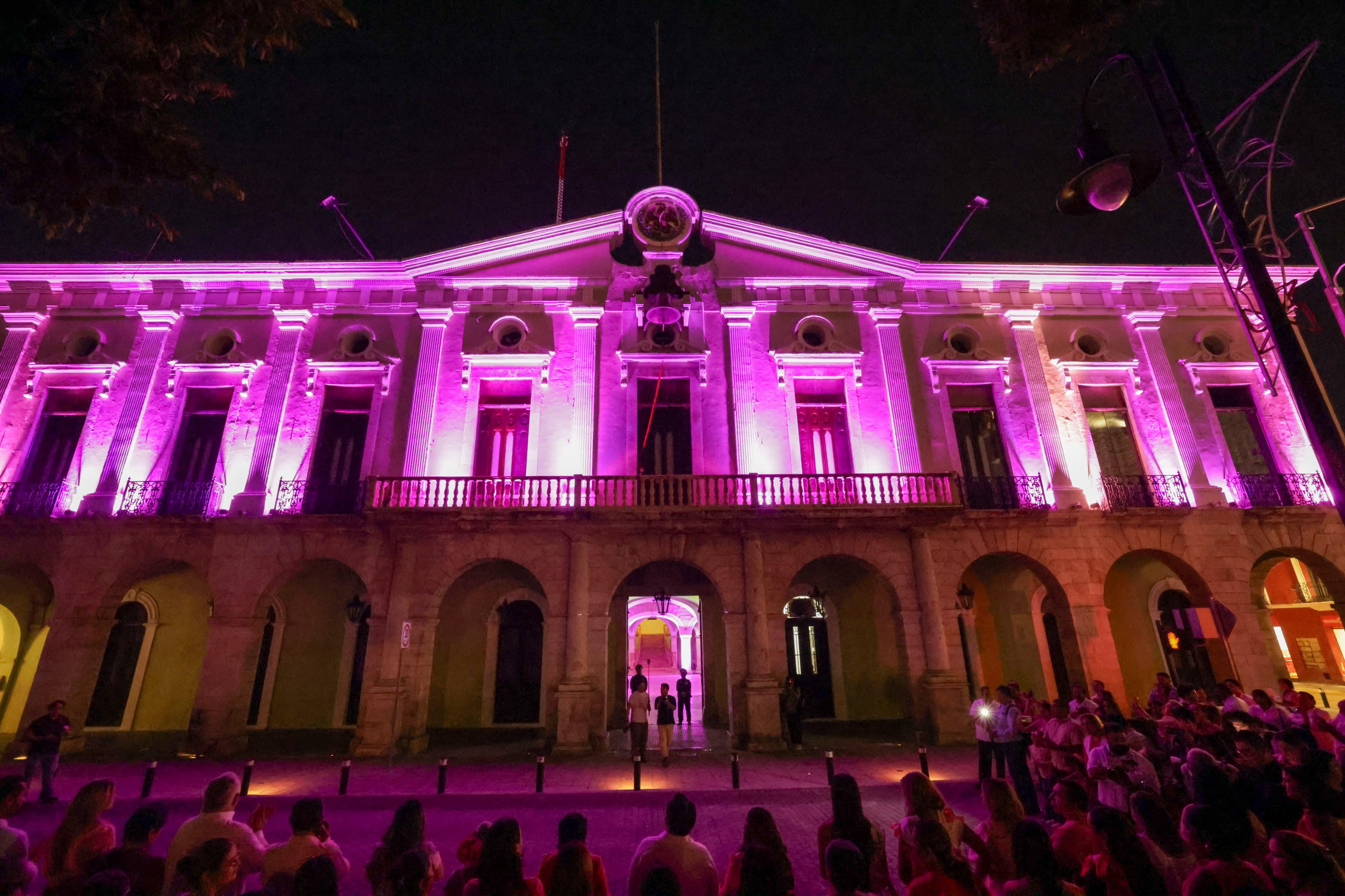 Palacio de Gobierno de Yucatán se ilumina de rosa en la lucha contra el cáncer de mama