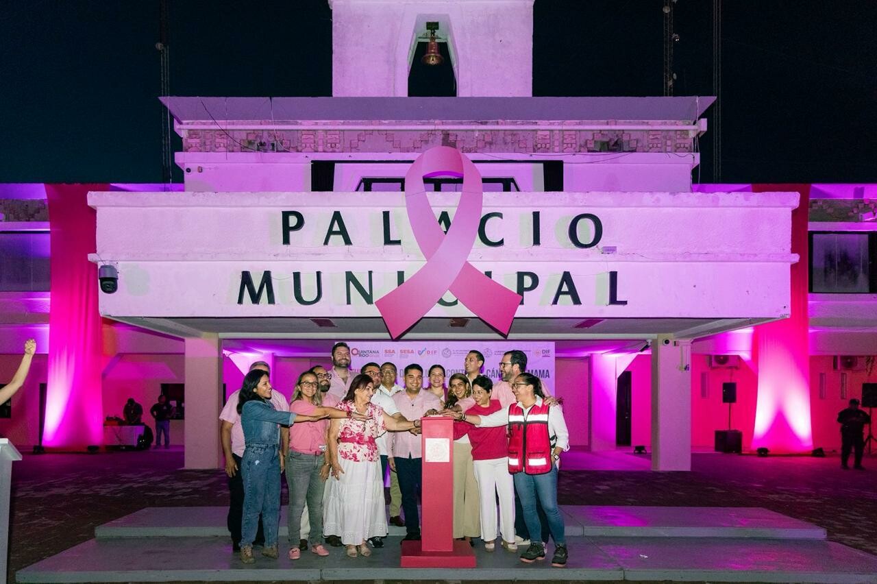Iluminan palacio municipal de Playa del Carmen en honor del Mes Rosa