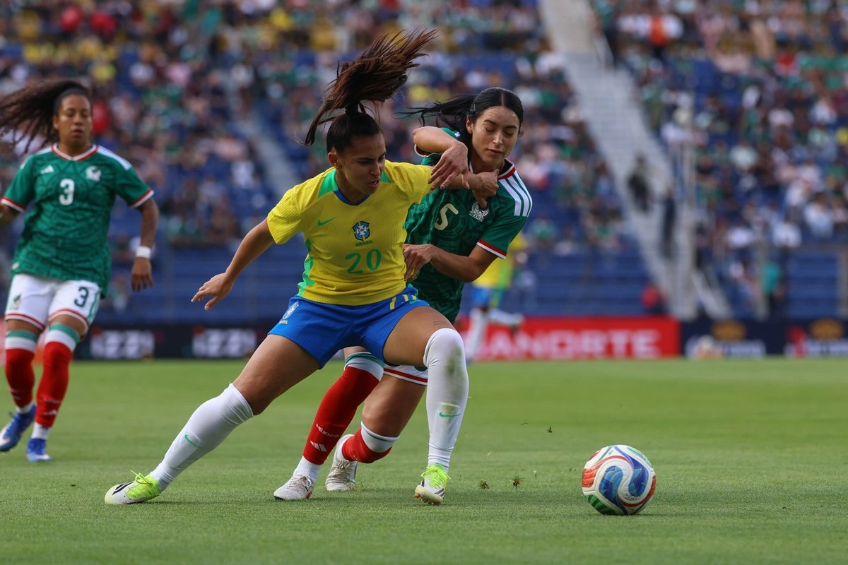 México vence 1-0 a Brasil y extiende su racha invicta