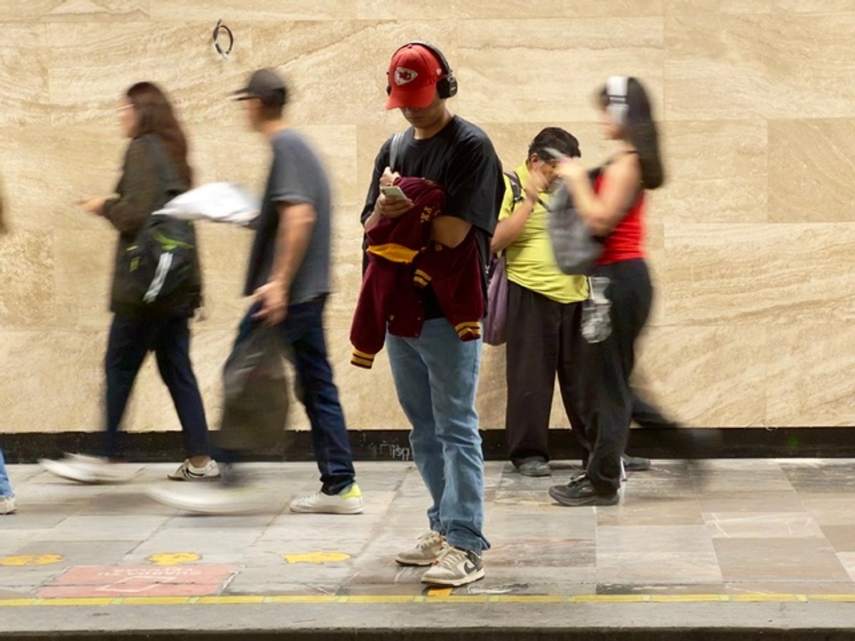 Jóvenes mexicanos, los que más tiempo pasan en el celular en el mundo: SEP