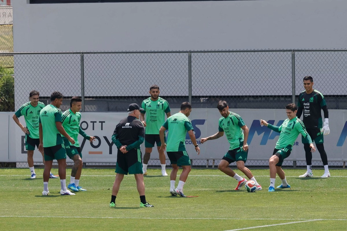 Ruiz y Lainez destacan en la lista preliminar del Tricolor para el mundial