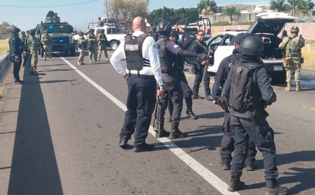 Michoacán: Policías de Ecuandero, detenidos por vínculos con el 'CJNG', son trasladados al penal 'Mil Cumbres'