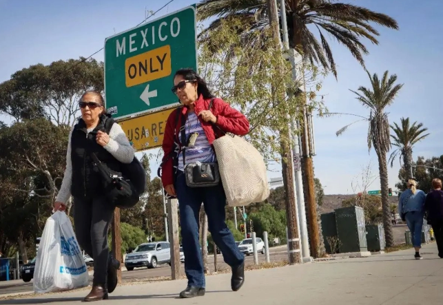 Por primera vez en 50 años, el número de migrantes saliendo de EU es mayor que entrando al país