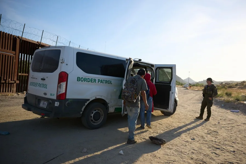Trump ordena restringir créditos y servicios financieros a migrantes indocumentados