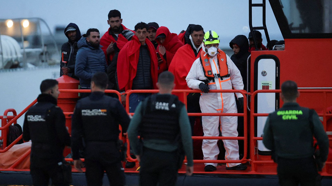 Hallan 19 migrantes muertos y rescatan con vida a 58 frente a Lampedusa