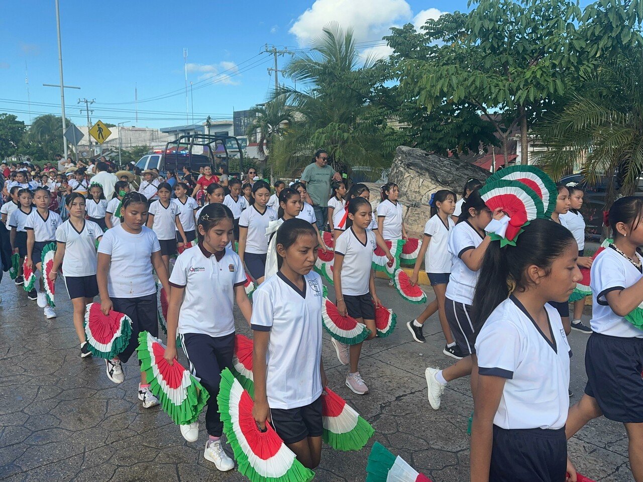 Más de mil personas participaron en el desfile revolucionario en Tulum
