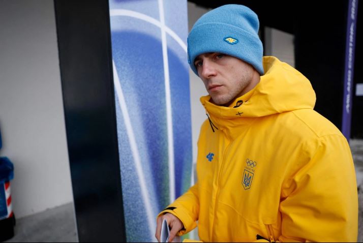 Descalifican a ucraniano de Milán-Cortina por controvertido casco con deportistas muertos en guerra con Rusia