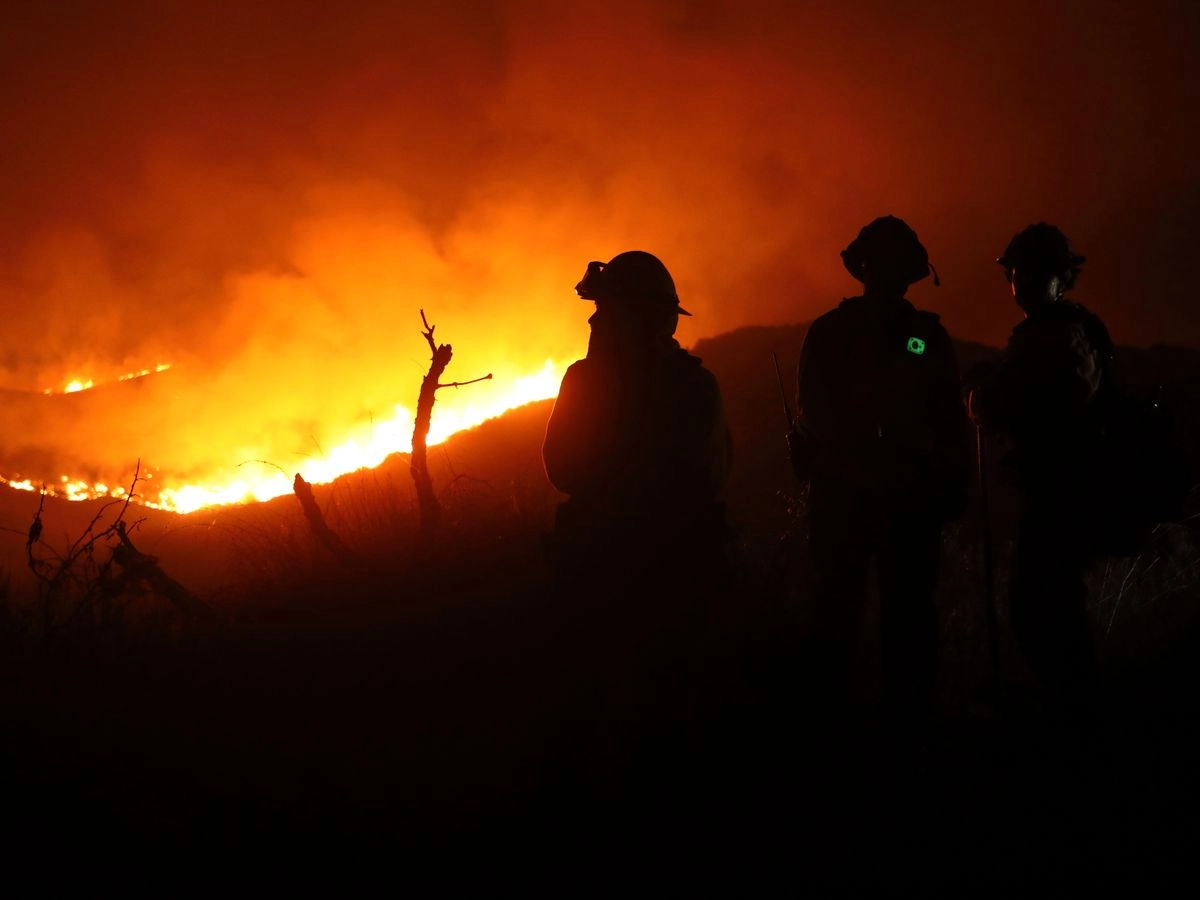 Miles de personas reciben orden de evacuación por incendio 'Canyon' en Los Ángeles