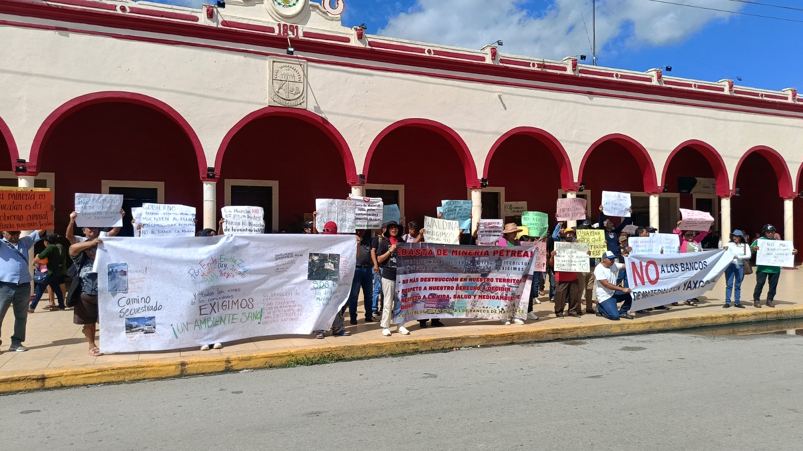 Pueblos mayas exigen un alto a los bancos de extracción de materiales en Umán 