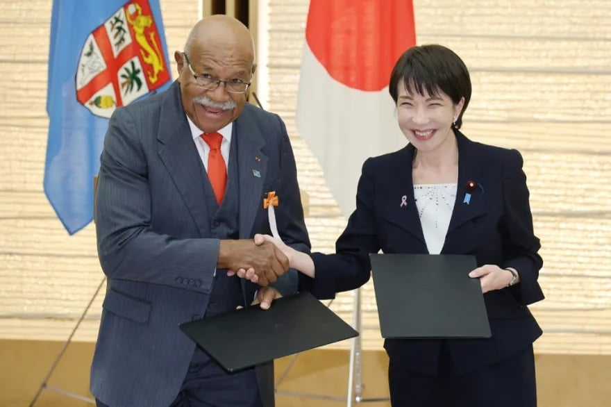 Primera ministra japonesa, criticada por alentar a trabajar mas horas, dice que solo duerme dos a cuatro horas