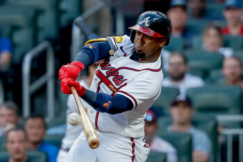Albies les da los Bravos un emocionante triunfo ante los Dodgers: 4-3