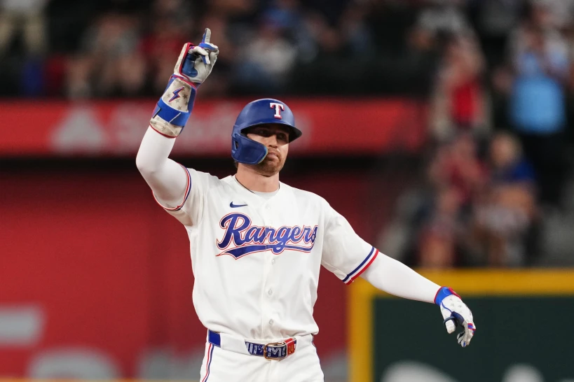 Los Vigilantes vencen a los Medias Rojas y alcanzan a los Astros en la cima del Oeste de la Americana