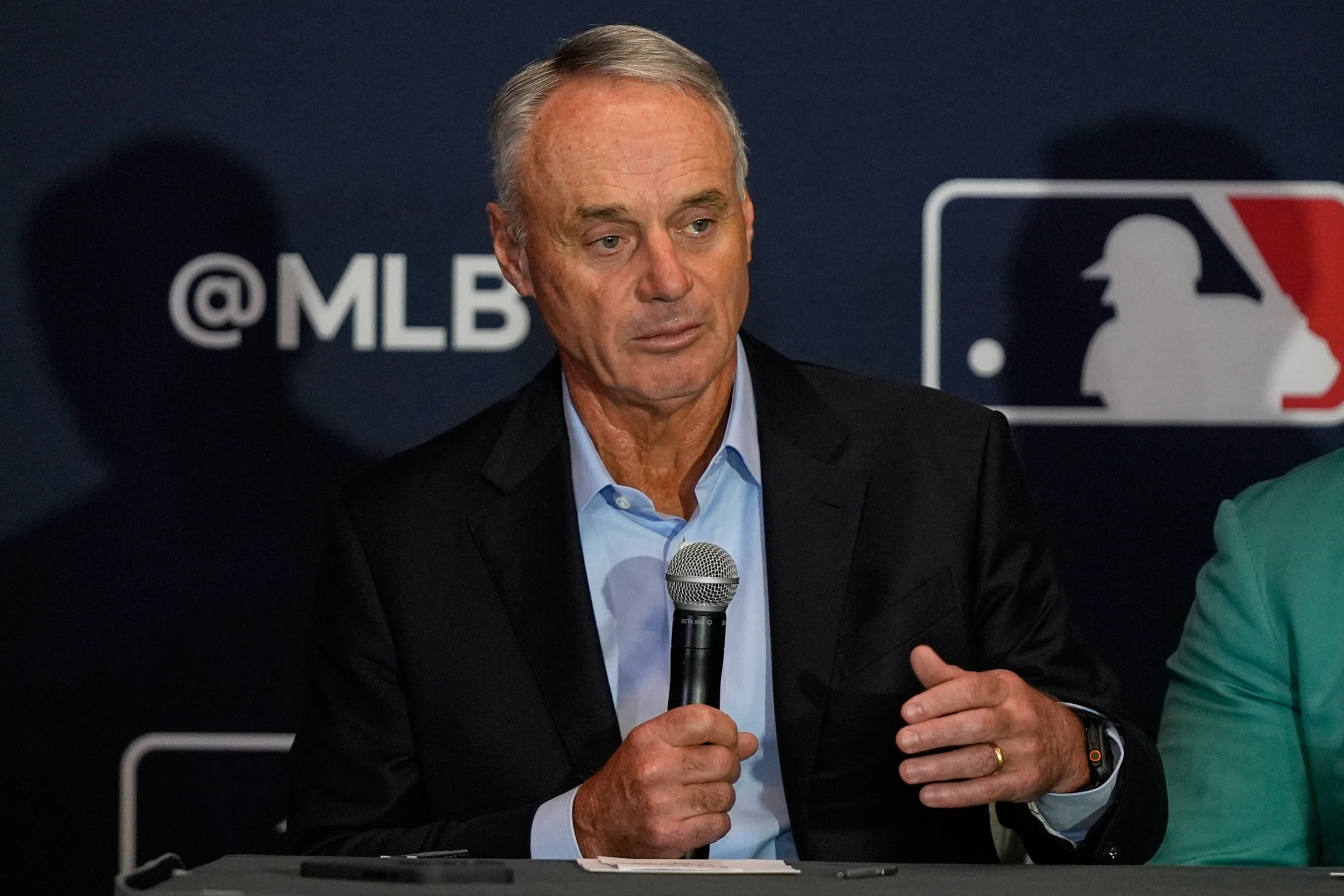 MLB propone tope salarial y límites a contratos de agentes libres en negociación laboral
