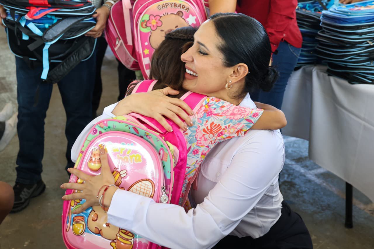 Estefanía Mercado entrega 2 mil mochilas escolares en Playa del Carmen