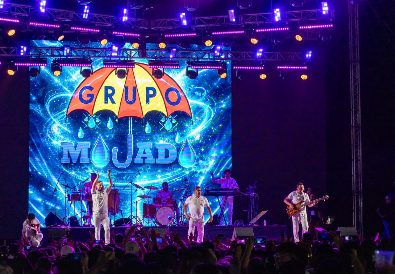 Grupo Mojado conquista Playa del Carmen con una noche de romanticismo ante más de 30 mil personas