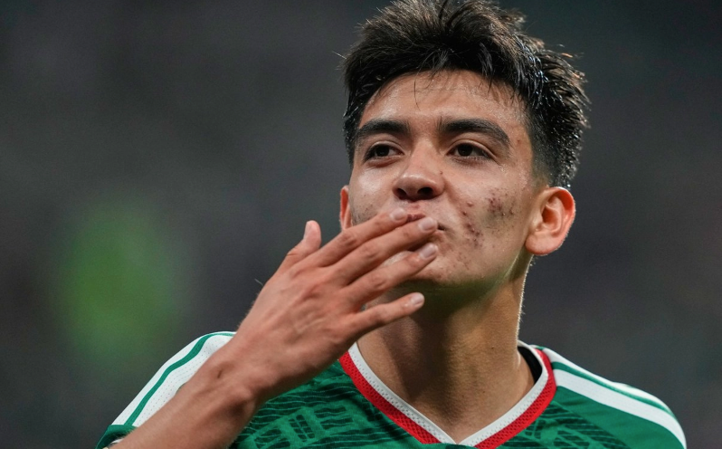 Gilberto Mora se gradúa de preparatoria tras disputar el Mundial 2026 con México