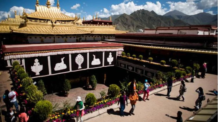 Monasterio de Jokhang en el Tíbet, vibrante crisol de cultura y espiritualidad