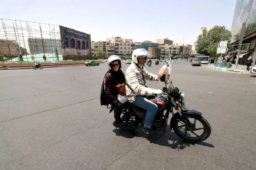 Irán autoriza formalmente a las mujeres a conducir motocicletas