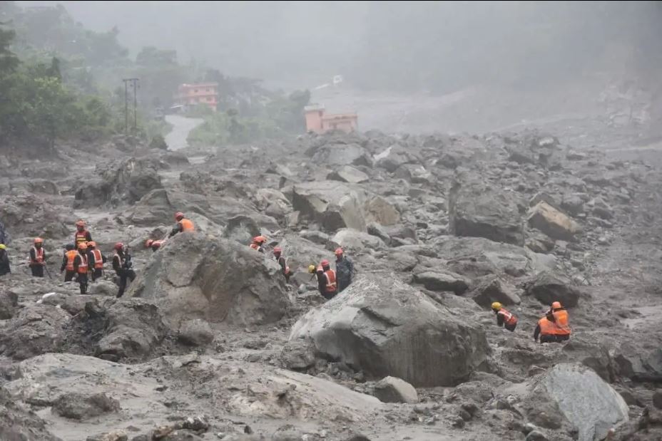 Riada en Nepal y China: van más de 950 muertos; rescatistas continúan búsqueda de desaparecidos