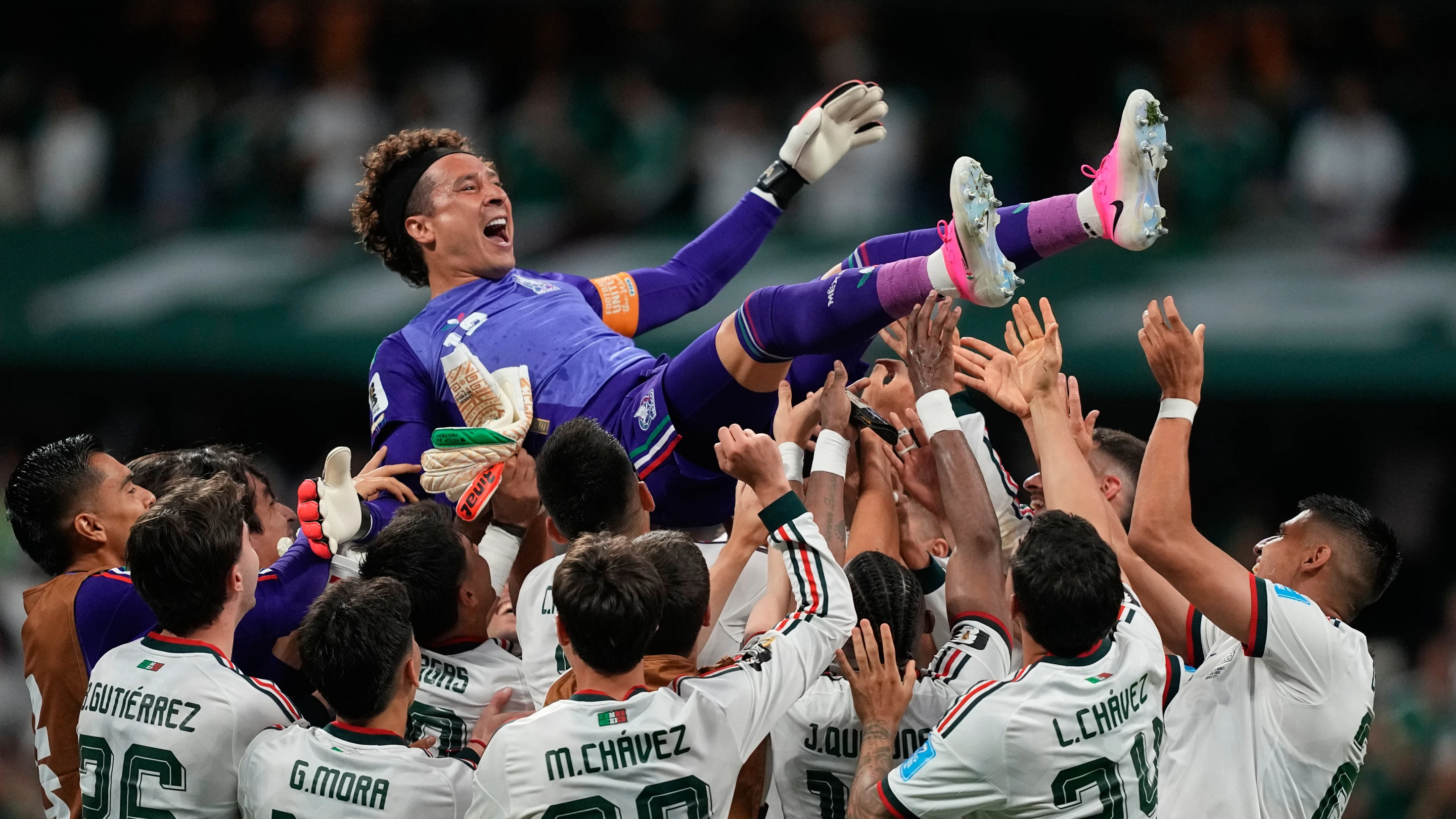 Guillermo Ochoa hace historia y se suma a leyendas como Messi y Cristiano