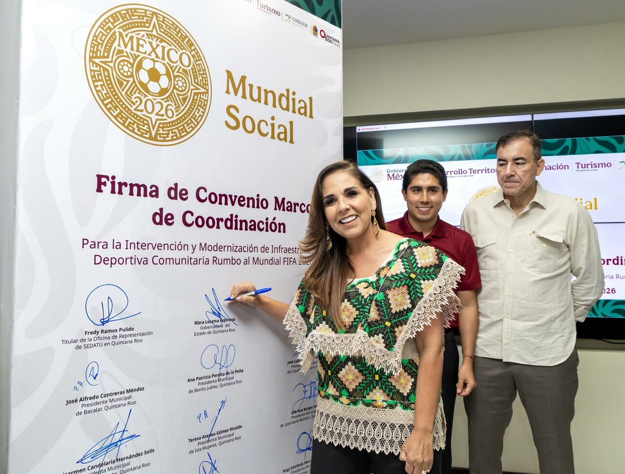 Mara Lezama firma convenio Proyecto Mundial Social 2026 en QRoo