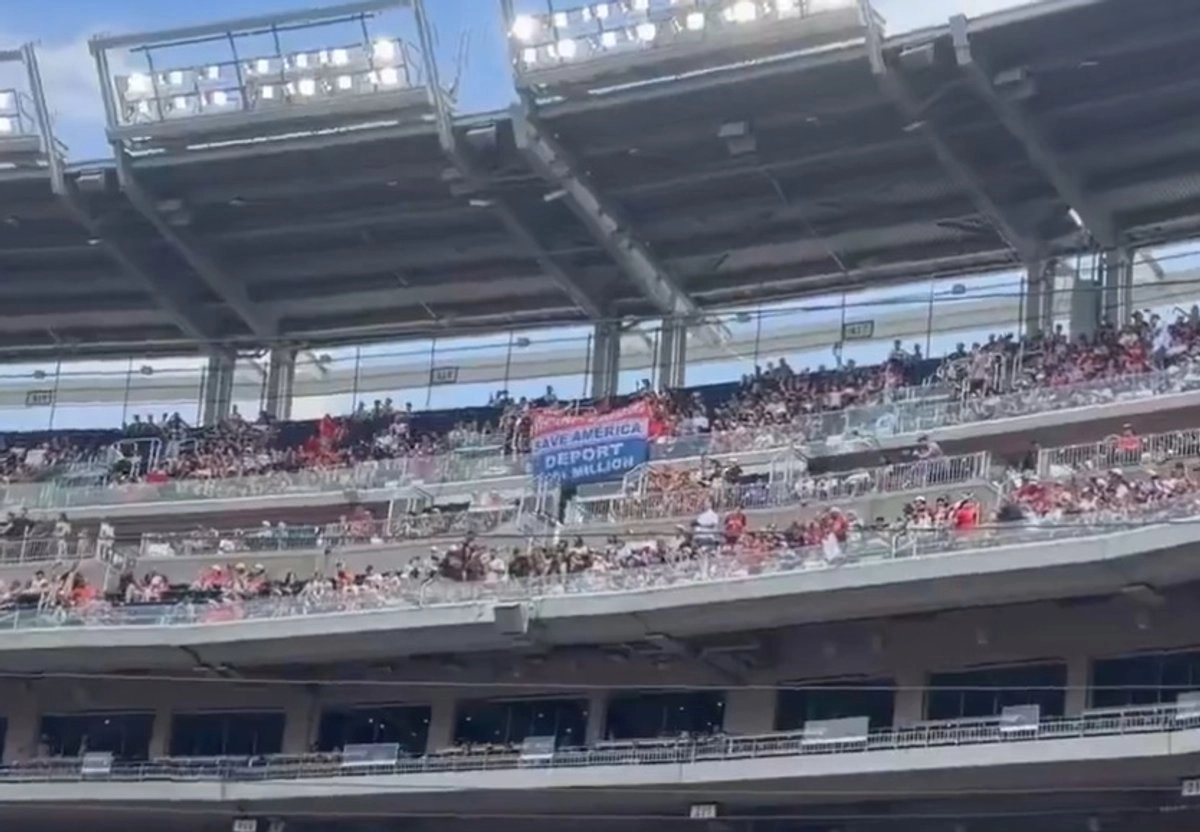 Nacionales de Washington vetarán a aficionado por desplegar pancarta supremacista durante juego de beisbol